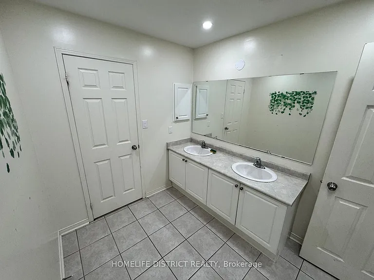 1100 Ashgrove Cres — Photo 8