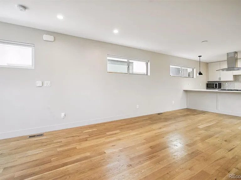1386 Zenobia St — Photo 11