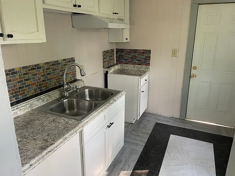 430 Adam St — Photo 8