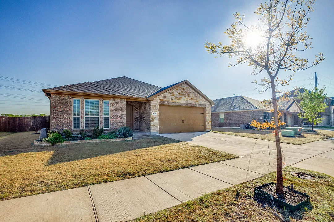 4 bed, 2138 sqft, $2,600 — Photo 2
