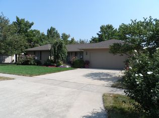 406 Crestwood Dr, Saint Joseph, IL
