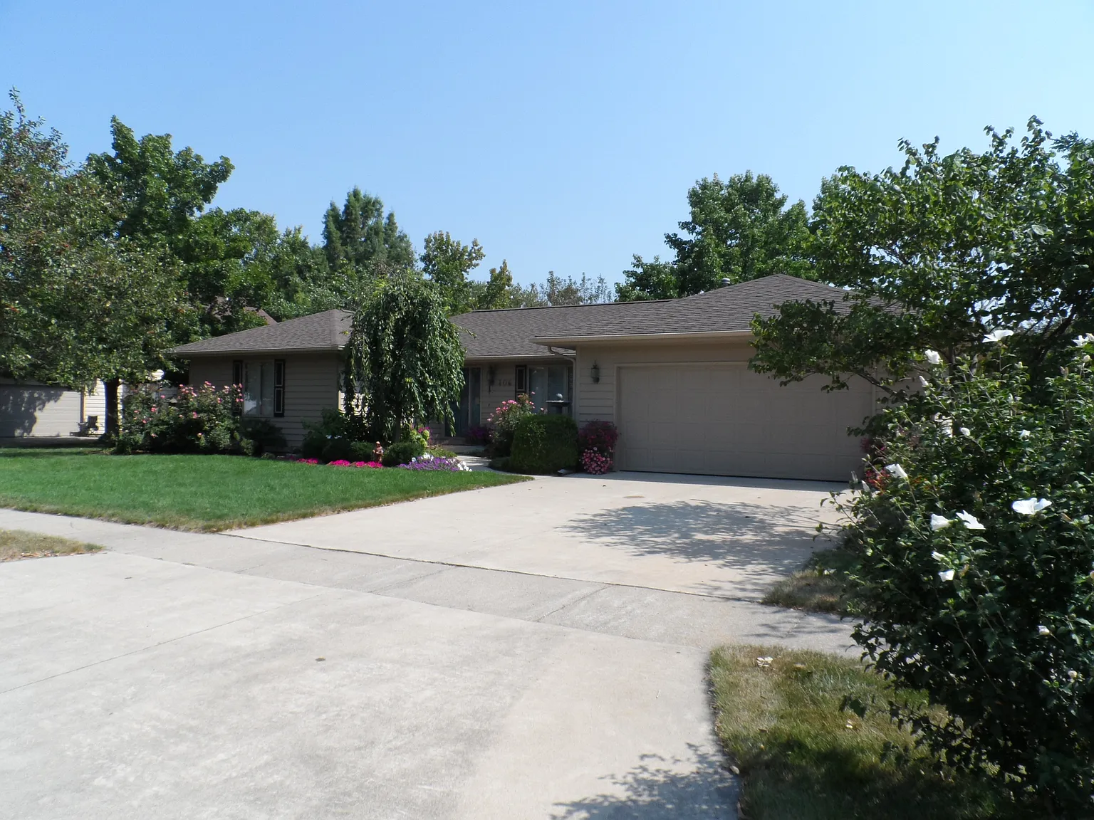 406 Crestwood Dr photo 1