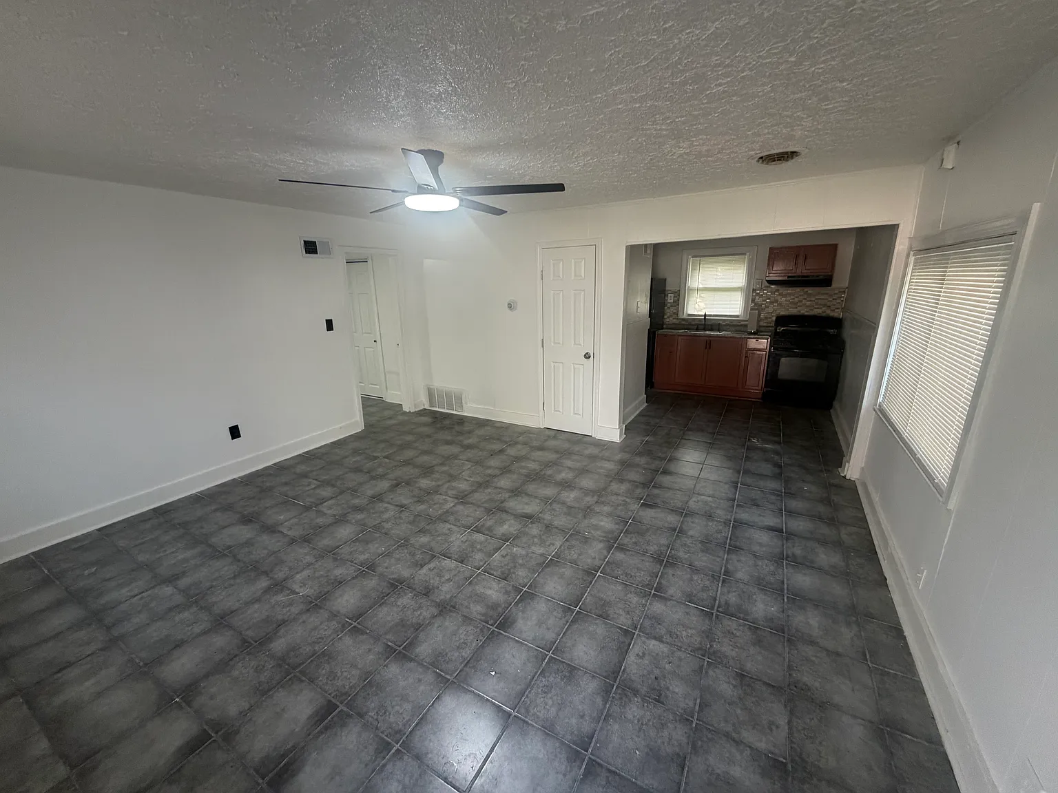 2 bed, 700 sqft, $1,000 — Photo 4