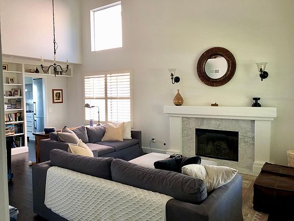 Living Room with high ceiling