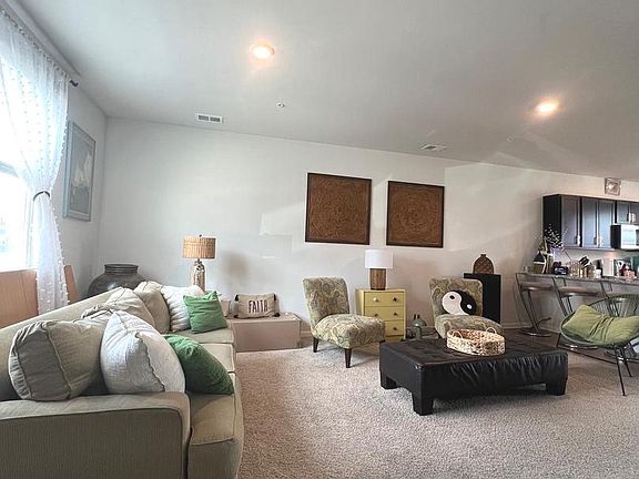 3rd image of 815 Derwent Ln