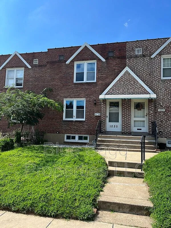 3 bed, 1.0 bath, 1008 sqft, $1,795 — Photo 1