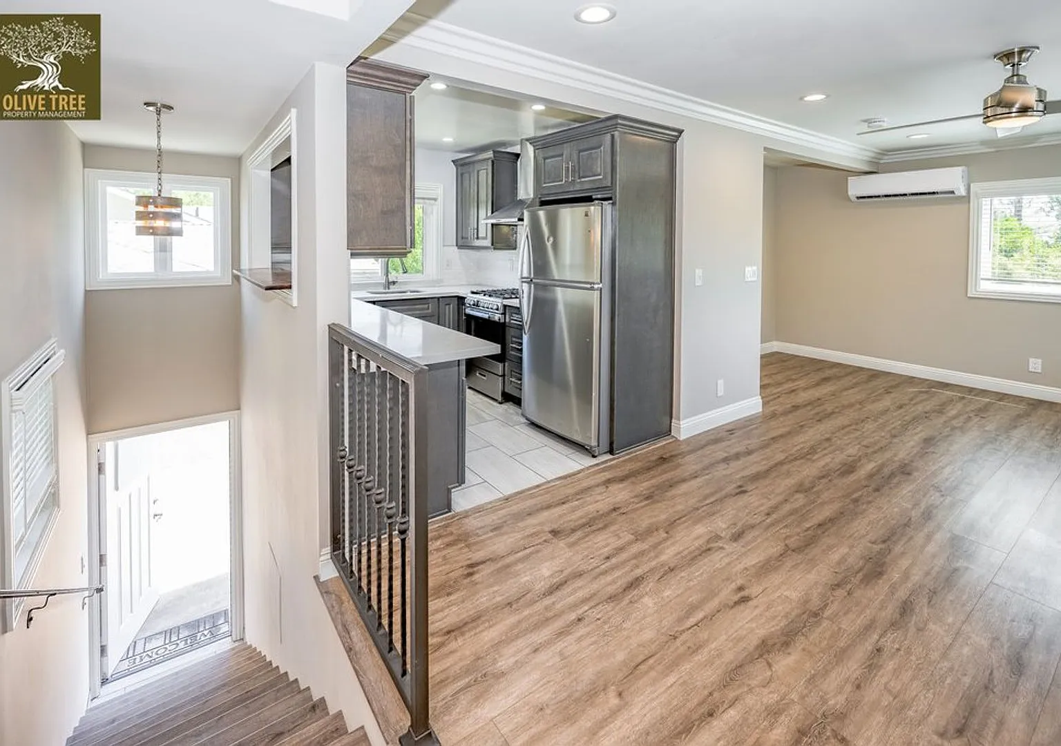 Fully Updated Spacious Studio Above Garages in Pasadena! — Photo 3