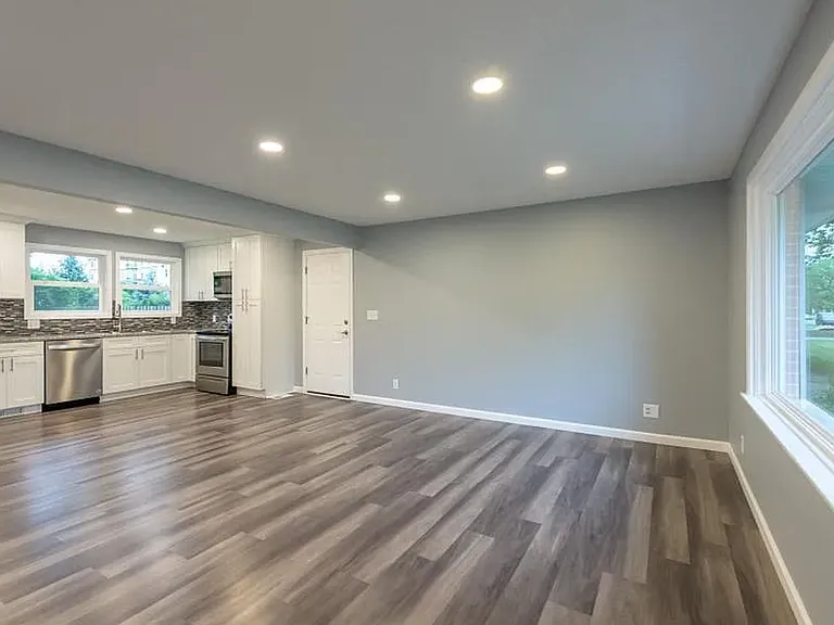 1125 Windsor Dr — Photo 2