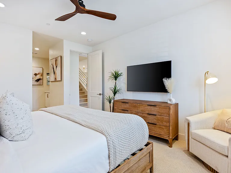 Master Suite features a King-size Bed.