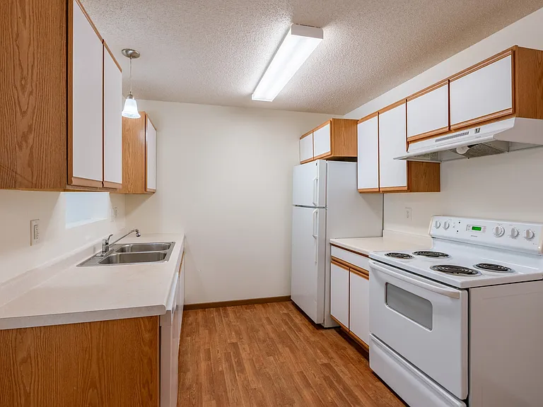 Fargo, ND Lake Crest Apartments | Kitchen