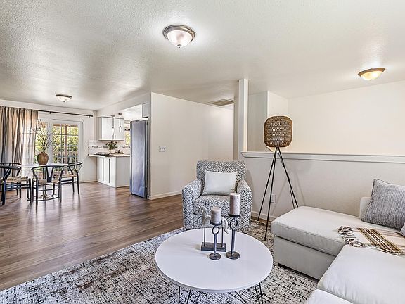 3rd image of 1104 Leslie Ln