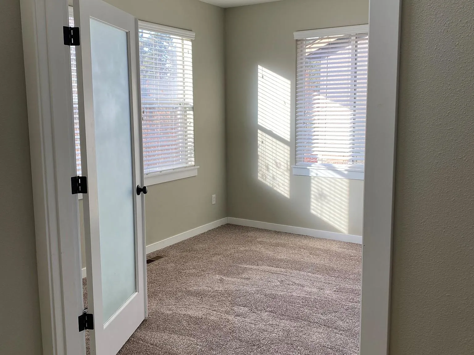 4 bed, 2.5 bath, 2600 sqft, $3,600 — Photo 4