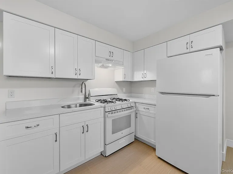 135 Beekman Ave #LR — Photo 8