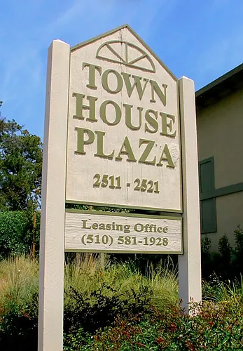 Town House Plaza Photo 1