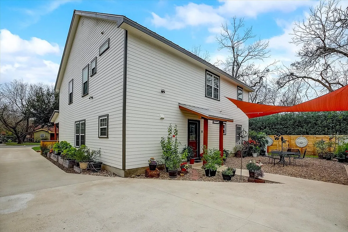 2 bed, 1100 sqft, $1,800 — Photo 1