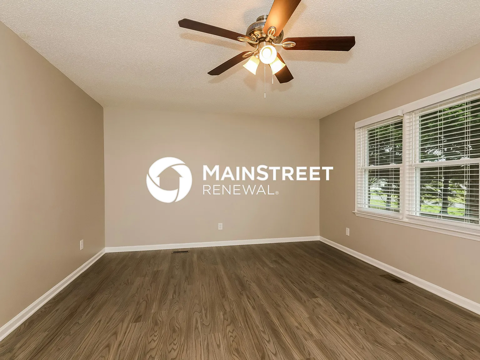 515 Meadowview Dr — Photo 3