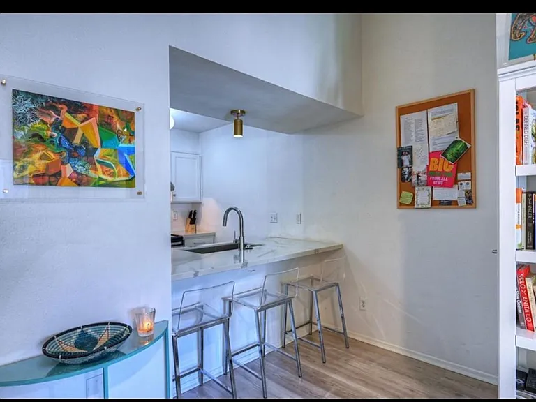 7138 N Holiday Dr — Photo 2