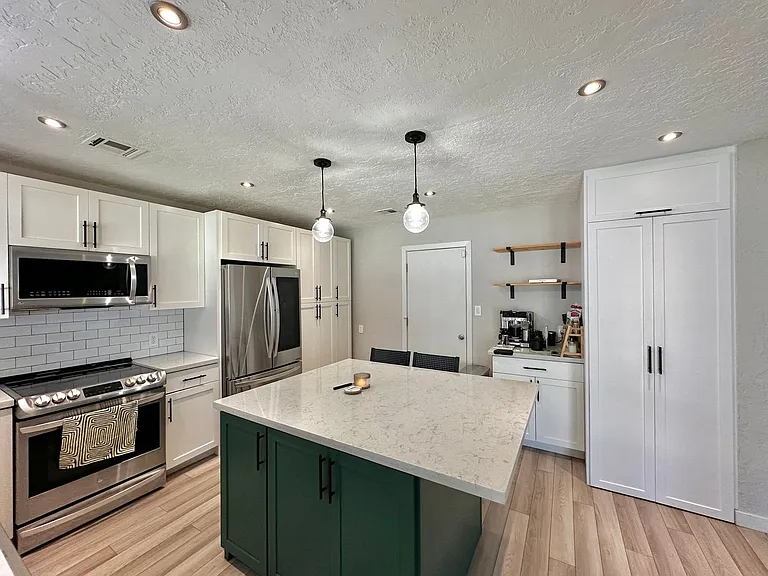 4720 NE Macarthur Cir — Photo 12
