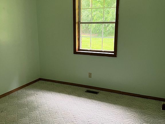 5th image of 205 Earle Ct