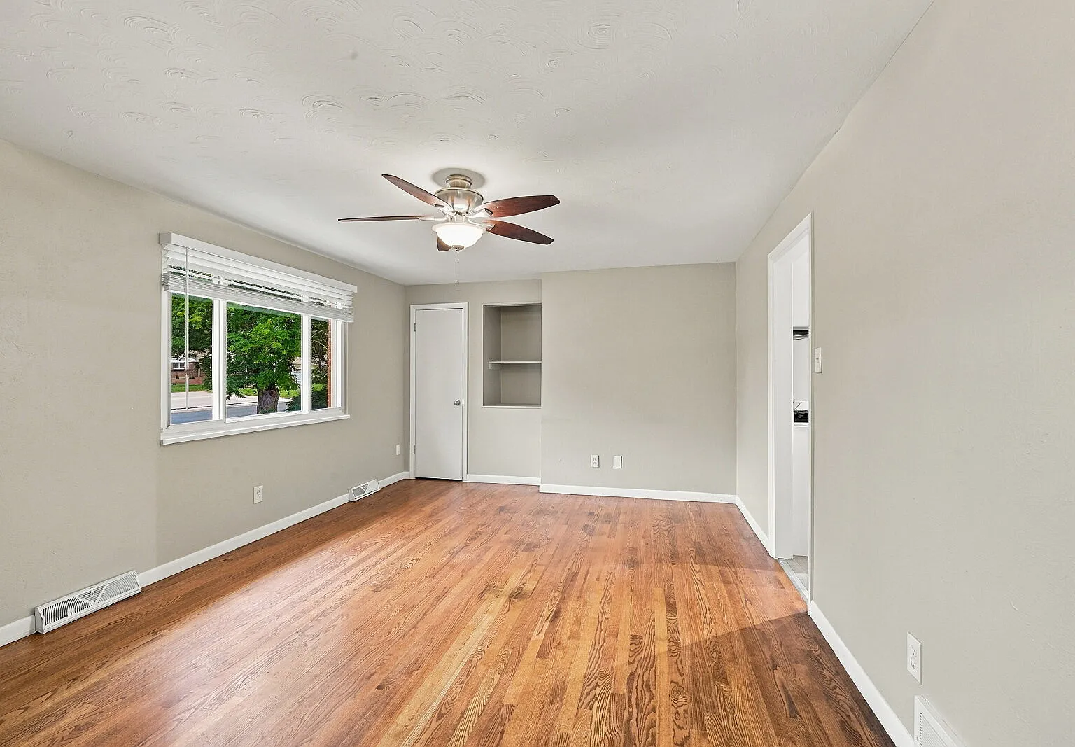 3 bed, 2.0 bath, 1170 sqft, $2,580 — Photo 3