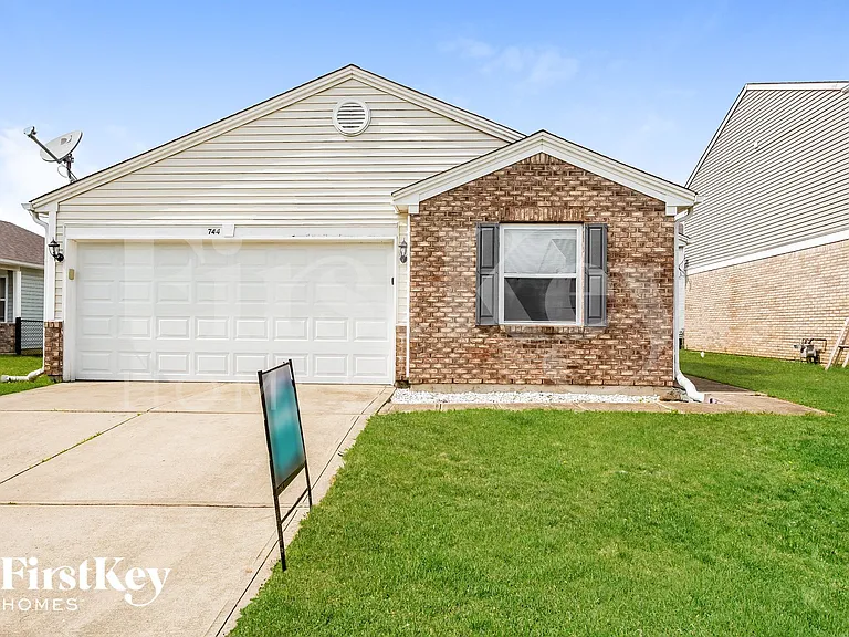 744 Adagio Dr — Photo 1
