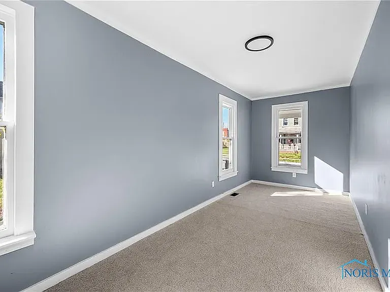 3 bed, $1,200 — Photo 2