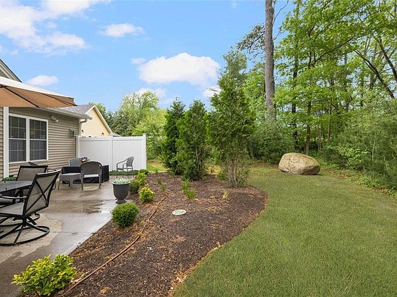 3rd image of 22 Rivers Edge Dr