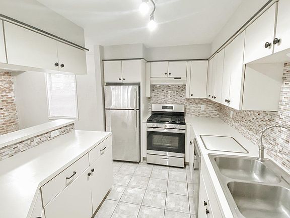4th image of 1309 Blair St APT 1