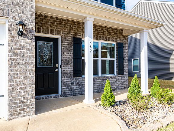 Adorable front patio