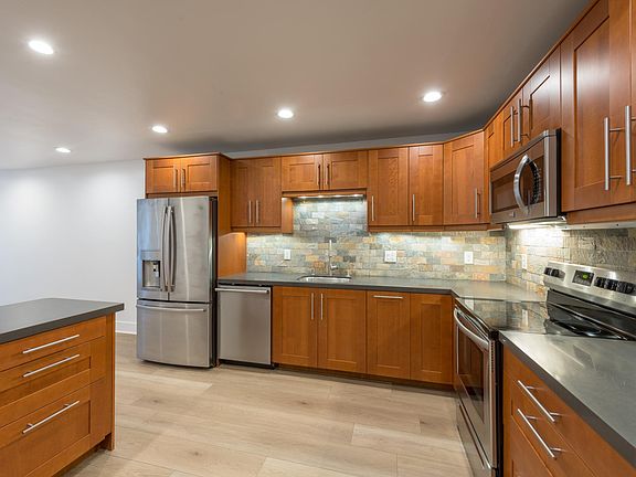 4th image of 733 Kline St Unit 206