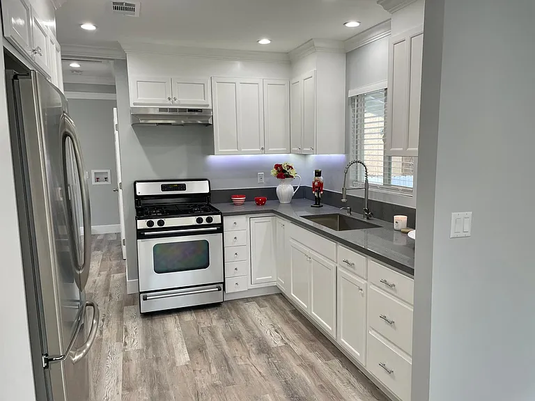 1085 W 26th St — Photo 3