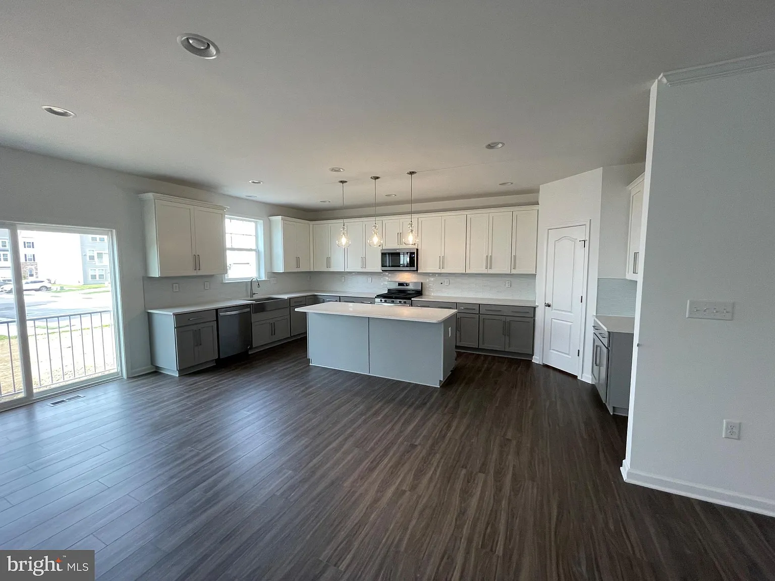 4 bed, 2.5 bath, 2974 sqft, $2,999 — Photo 2