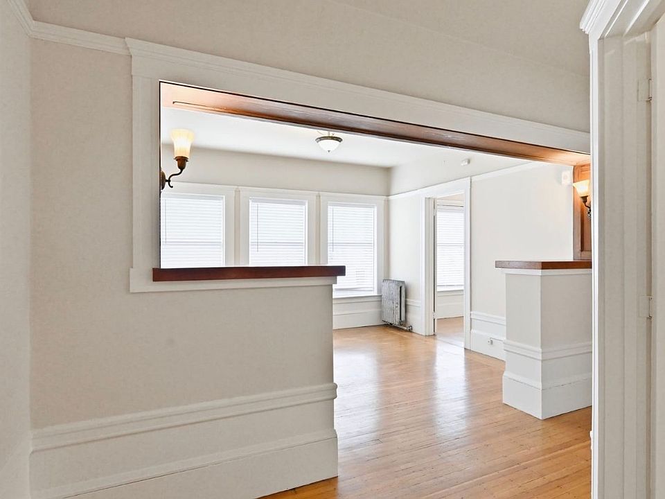 1st image of 1029 Oak St APT 1