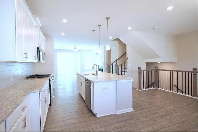 4 bed, 3.5 bath, 2670 sqft, $3,200 — Photo 4