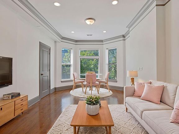 3rd image of 438 E 45th Pl