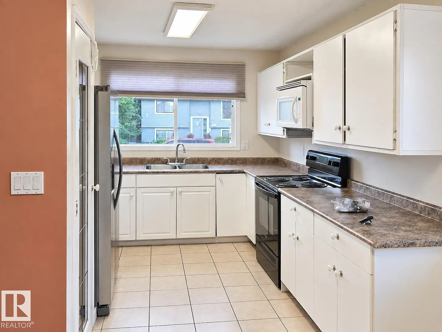 3 bed, 2.5 bath, 1071 sqft, $2,300 — Photo 4