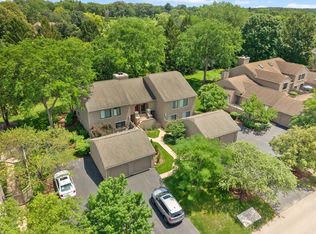 1285 Oak Hill Rd APT D, Lake Barrington, IL 60010
