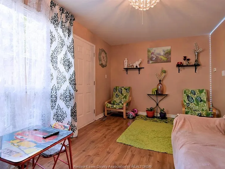 5468 Lassaline Ave — Photo 12