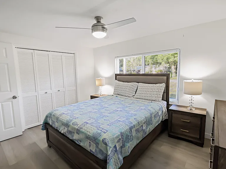 Single queen bedroom 2