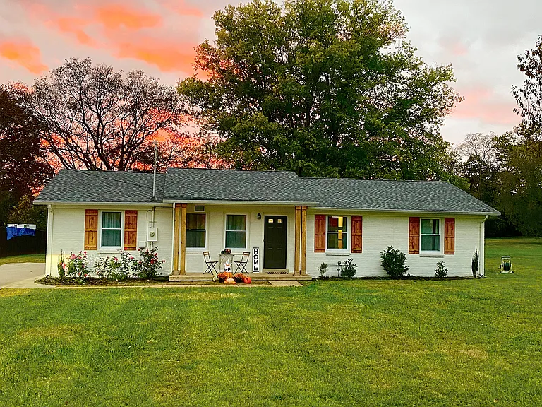 121 Oak Park Dr — Photo 1