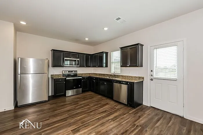 3 bed, 2.5 bath, 1605 sqft, $1,940 — Photo 2