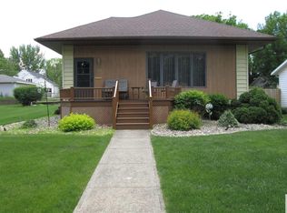 1014 10th St, Sheldon, IA 51201