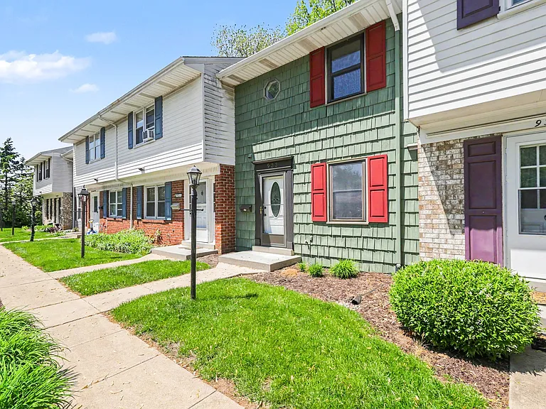 933 E Maple St — Photo 3