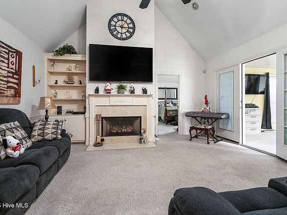 5th image of 1626 Hackberry Drive