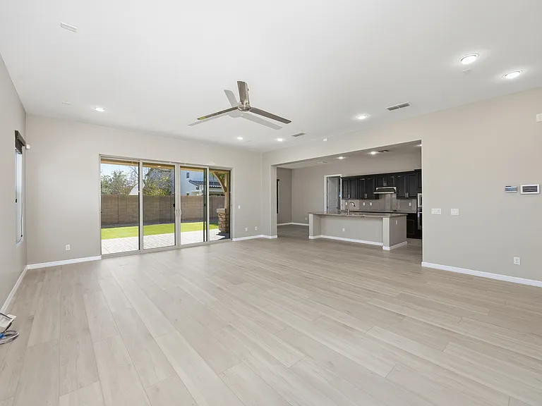 1039 E Boston St — Photo 12