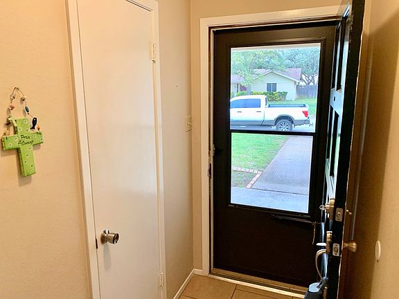 2nd image of 3313 Briargrove Ln