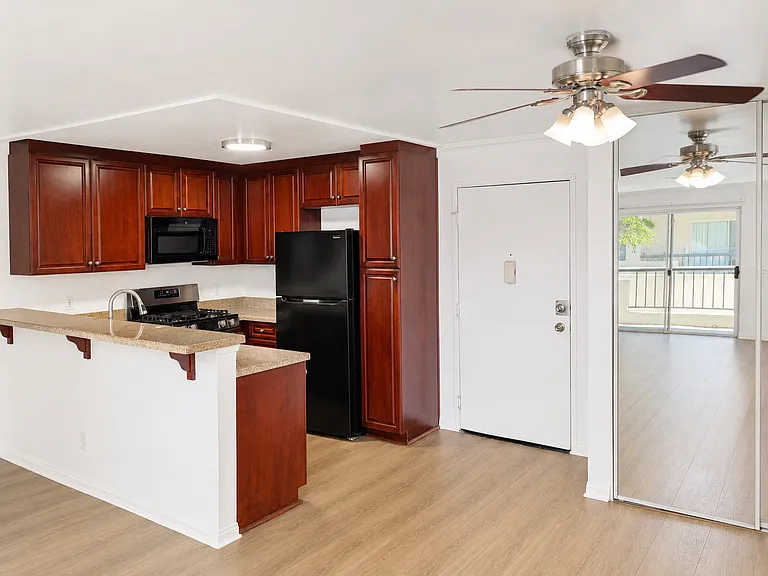 5525 Canoga Ave #209 — Photo 5