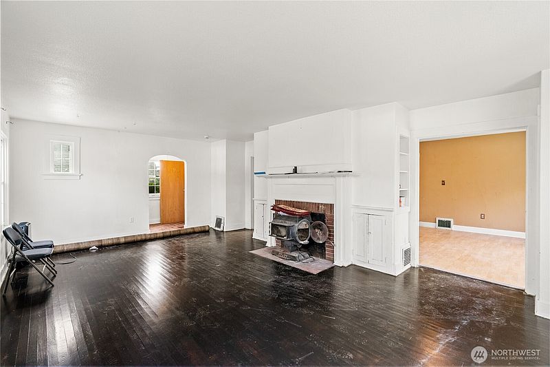 3rd image of 409 W 5th Street
