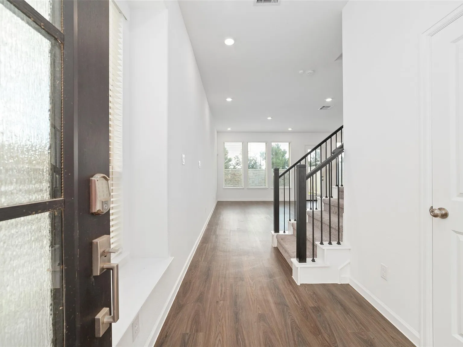 3 bed, 2.5 bath, 1889 sqft, $2,350 — Photo 4