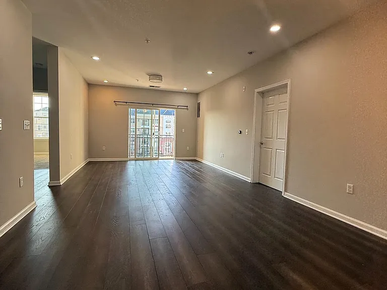 1136 Halifax Pl — Photo 2